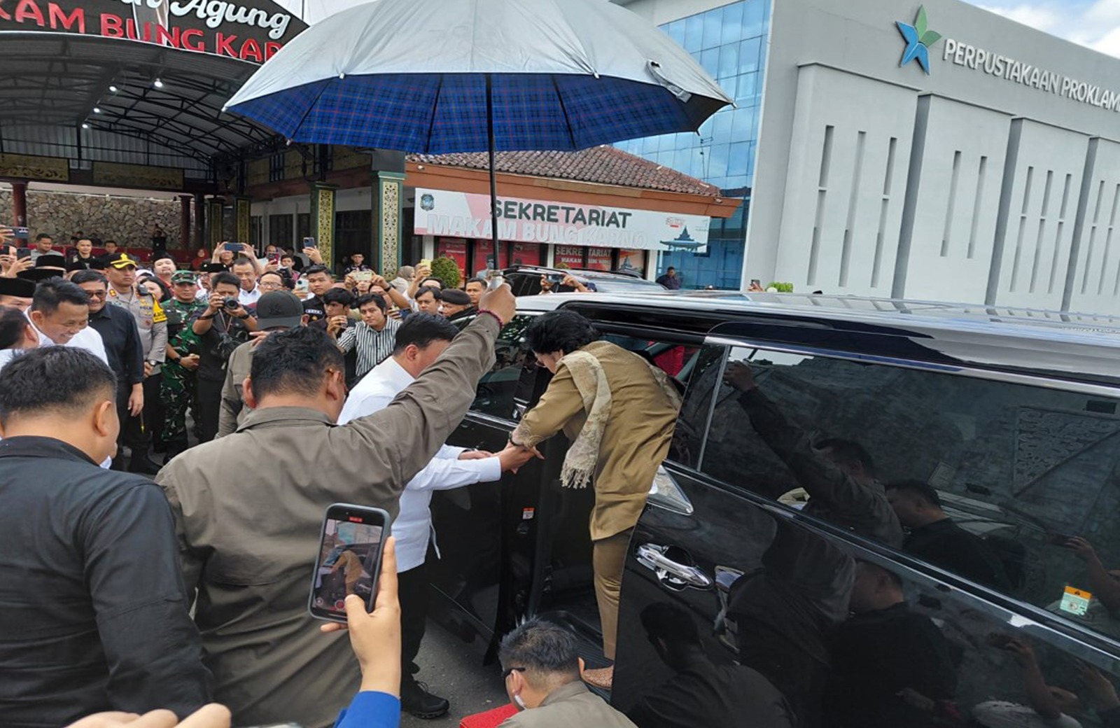 Sinergitas TNI-POLRI Amankan Kunjungan Presiden RI Ke -5 Di Blitar ...